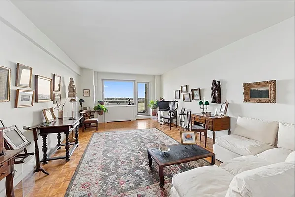 Sold by Sloane Square | media 2