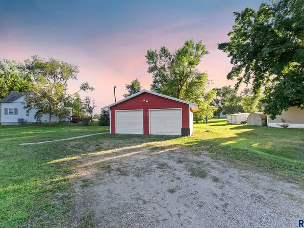 501 S 1st Ave, Montrose, SD 57048
