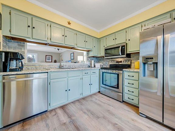3rd image of 7215 Peppervine Ct