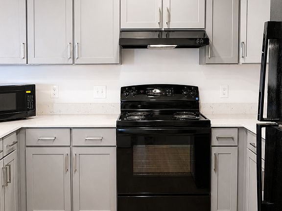 4th image of 102 Lakewood Ave #230