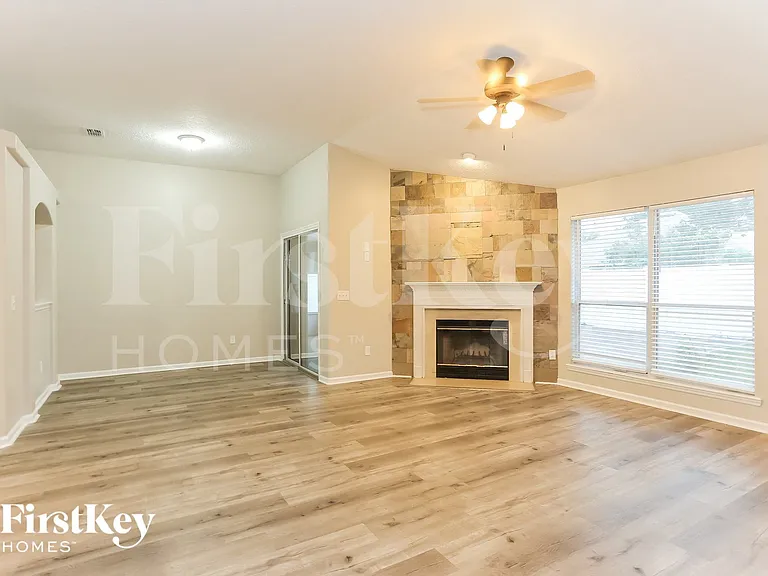2444 Bentwater Dr W — Photo 6