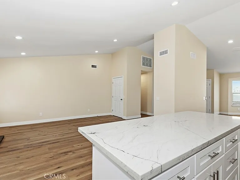 11471 Hollyvale Ave — Photo 4
