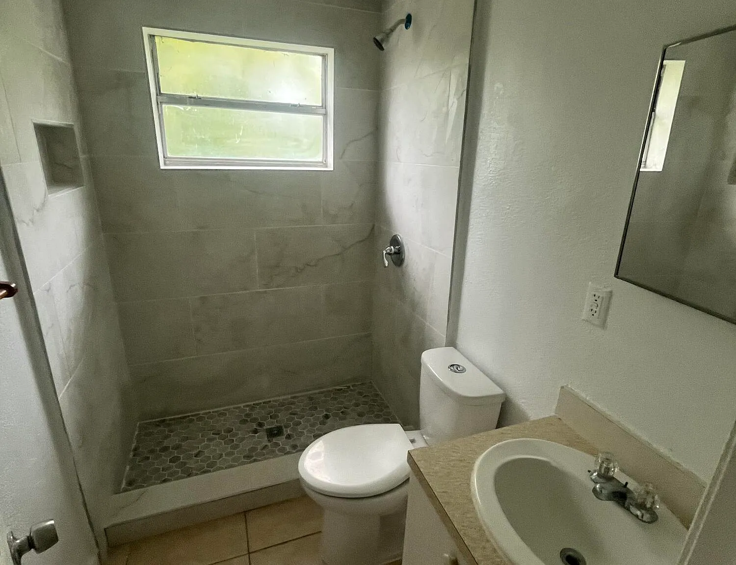 2 bed, 1.0 bath, 2592 sqft, $1,750 — Photo 4