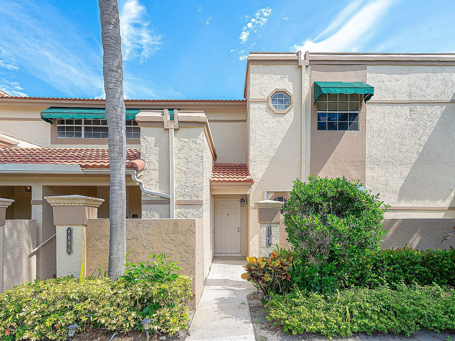 2 bed, 2.0 bath, 1090 sqft, $2,700 — Photo 1