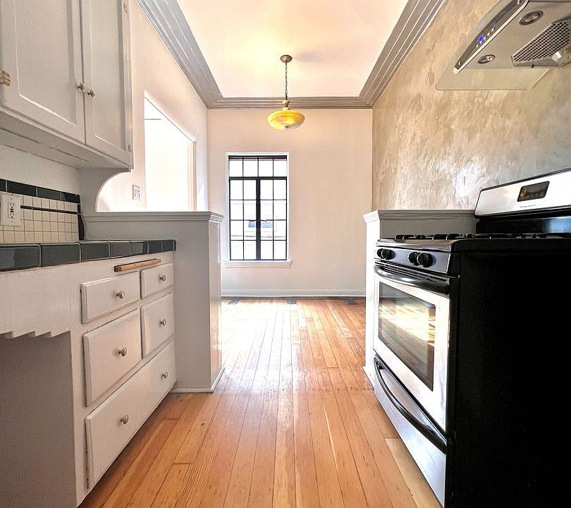 2nd image of 3748 W 9th St #310