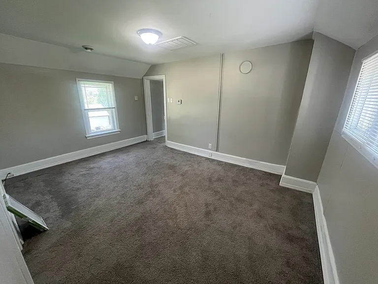 1611 Ontario Ave — Photo 6