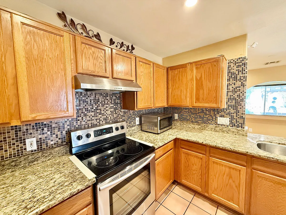 3 bed, 2.5 bath, 1373 sqft, $2,200 — Photo 4