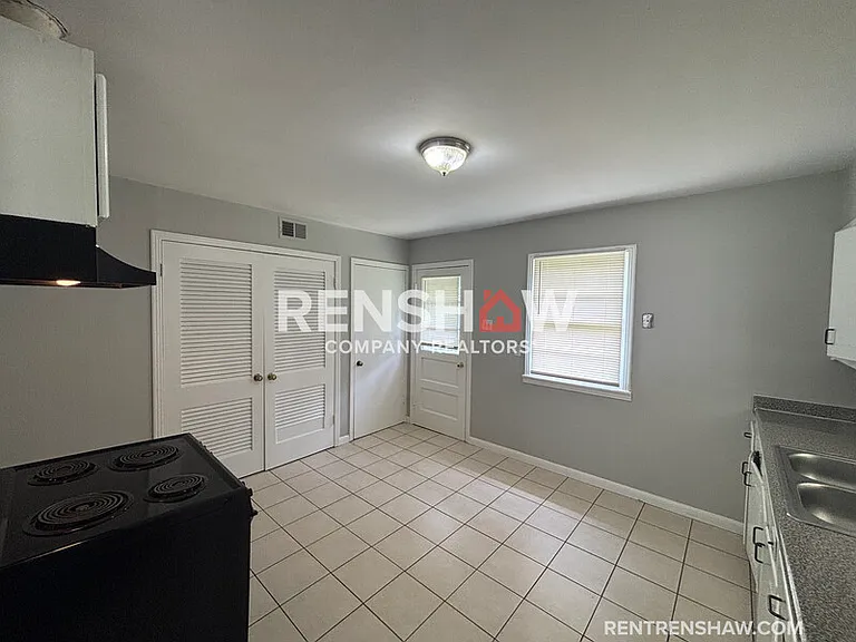 828 Harvey Cv — Photo 15