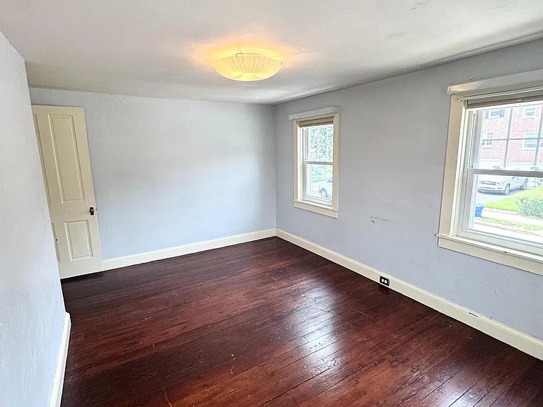 150 E Hartwell Ln — Photo 17