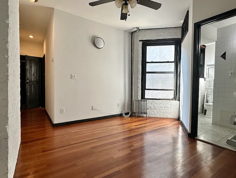 Building Photo - 520 E 14th St #19