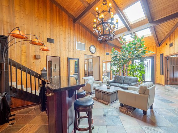 5th image of 902 S Boulder Cir