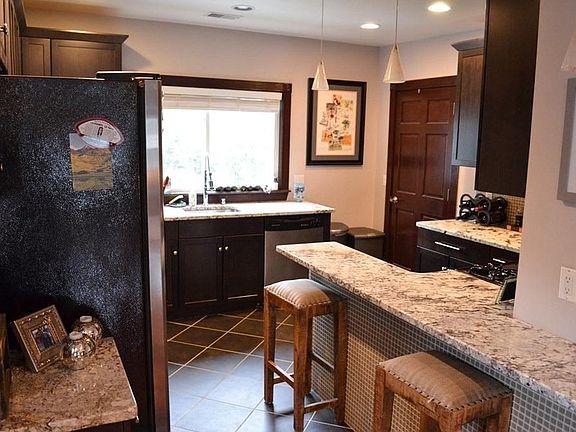 4th image of 52 Sheridan Ave Unit 1