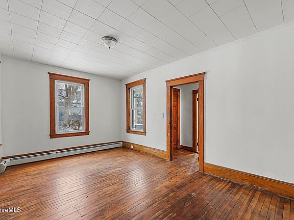5th image of 34 Daniels Ave