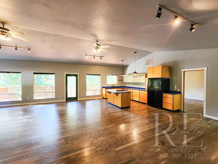 1928 NE Sipes Ln — Photo 2