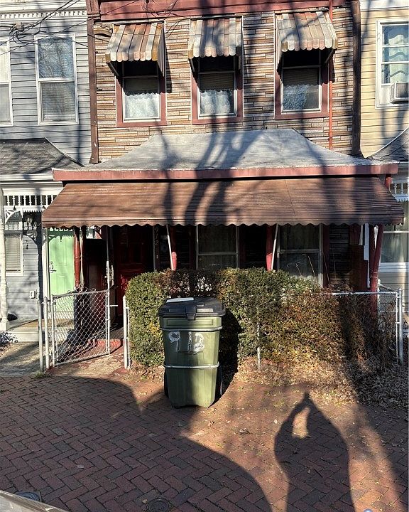 1st image of 912 N 4th St