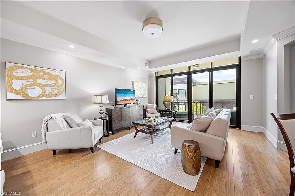 1 bed, 1.5 bath, 985 sqft, $9,000 — Photo 3