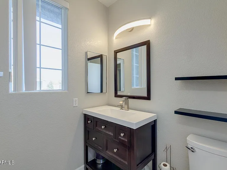 155 E Liberty Ln — Photo 25