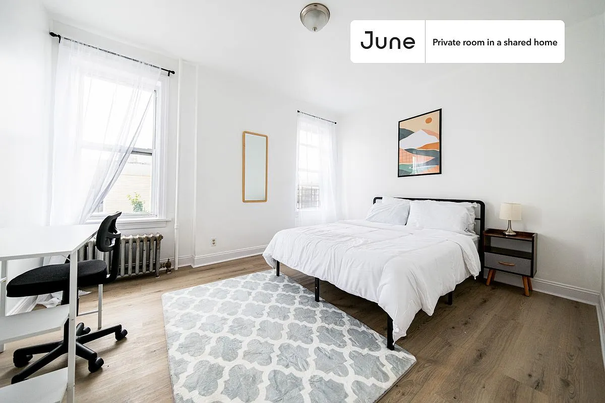 Queen bedroom in 4 bed/1 bath home in Sunset Park #1876 A — Photo 1