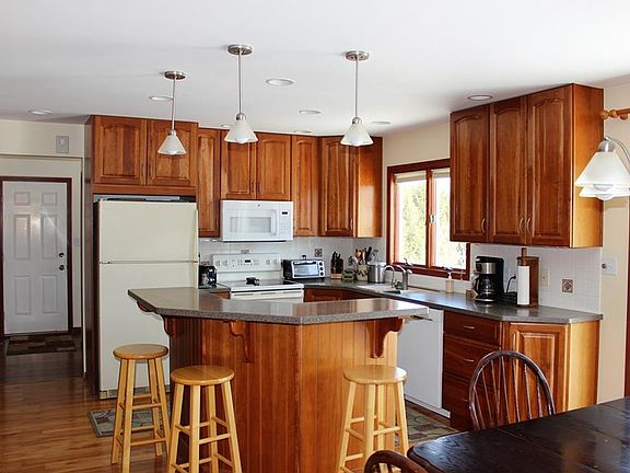 4th image of 1975 Lakeview Dr