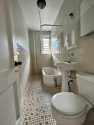 4th image of 15817 Sanford Ave APT 4C