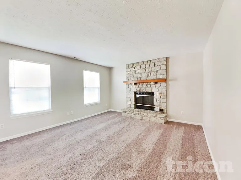 1464 Rebecca Ln — Photo 2