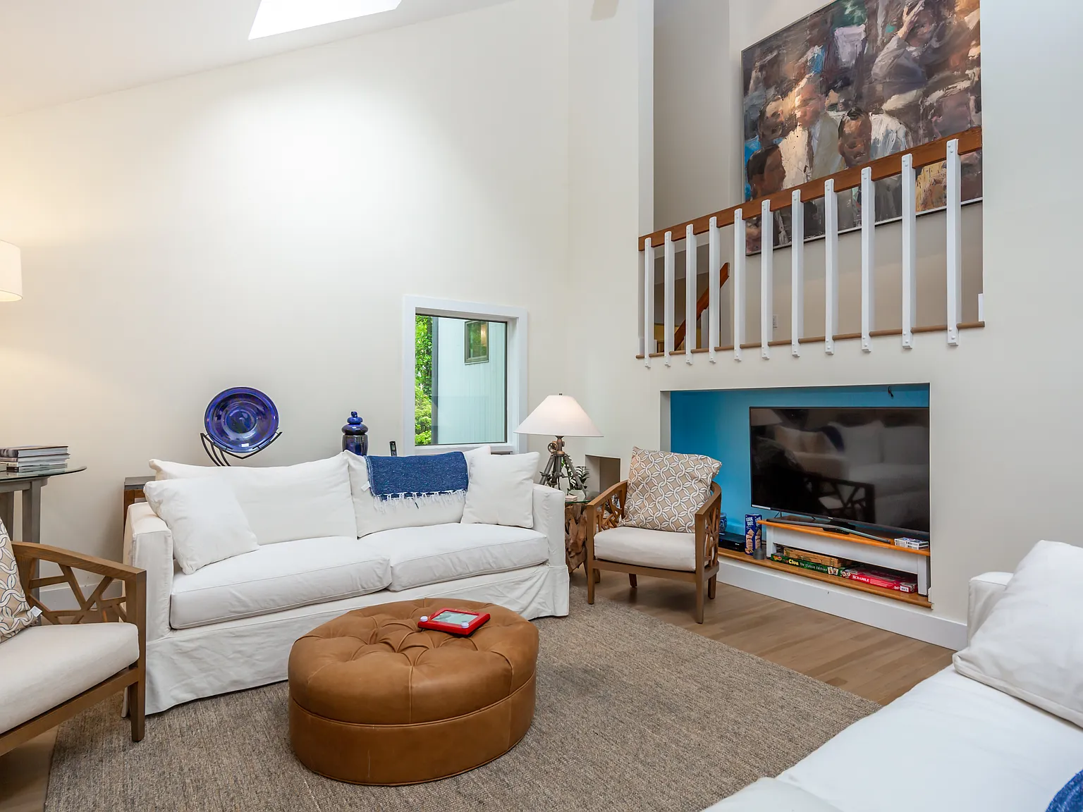 Pristine Contemporary with heated pool on a private acre — Photo 4
