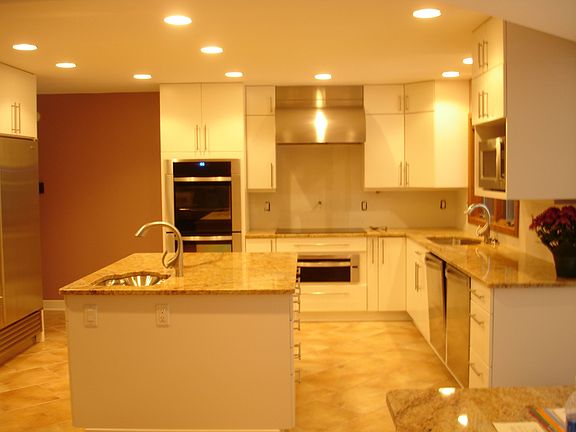 2 dishwashers, microwave oven