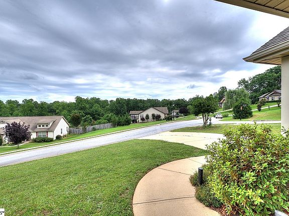 4th image of 20 Hawkcrest Ct