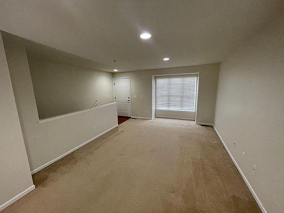 4th image of 28025 Hopkins Dr #1