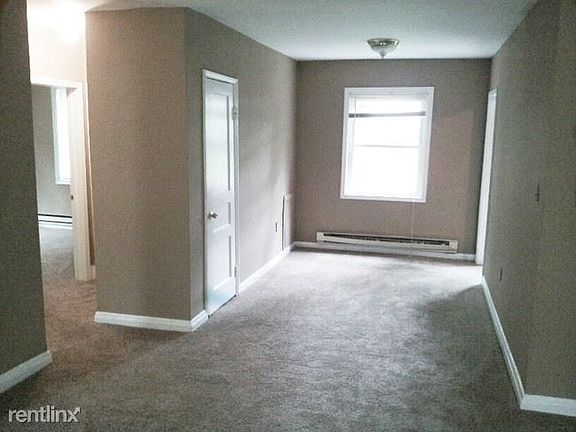 dinging rom with carpet