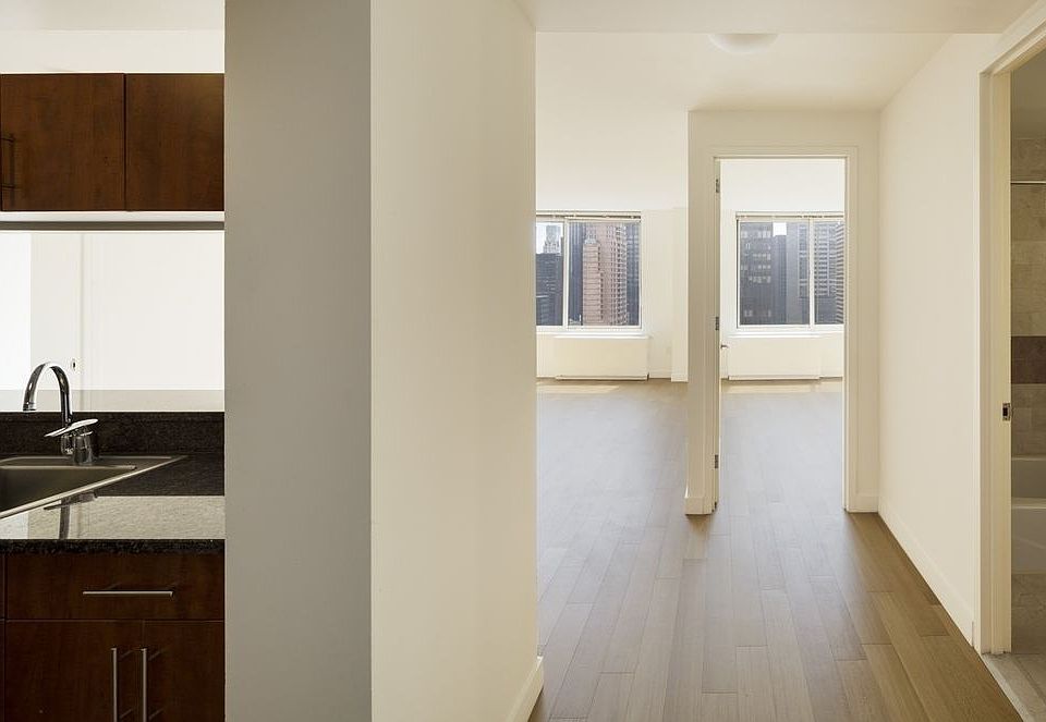 1st image of 260 W 54th St APT 31j