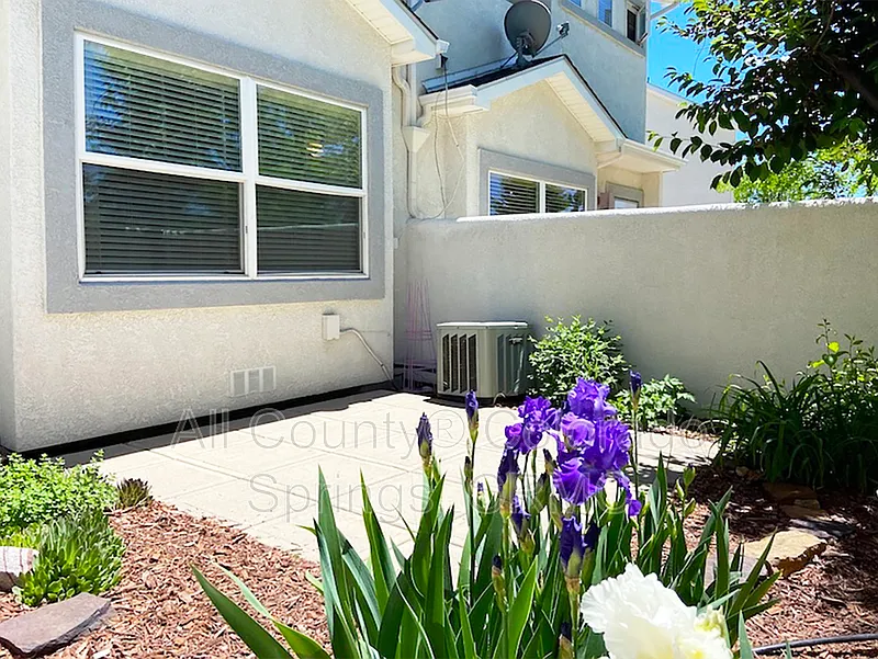 3 bed, 2.5 bath, 1393 sqft, $1,995 — Photo 2