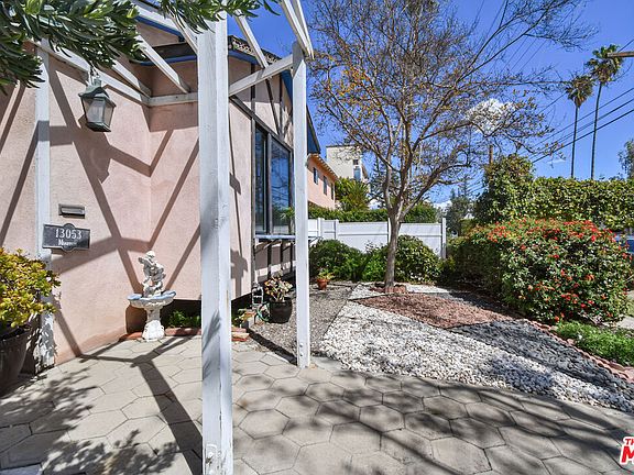 4th image of 13053 Moorpark St