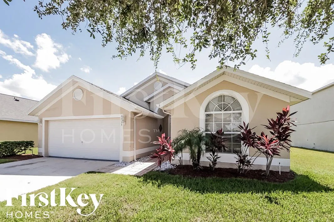 4 bed, 2.0 bath, 1654 sqft, $2,820 — Photo 2