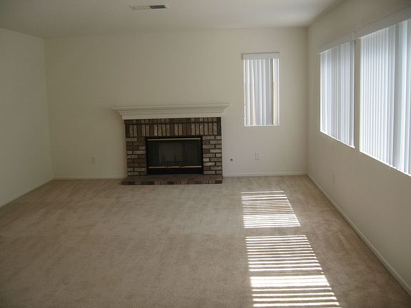 Familyroom w/ Fireplace