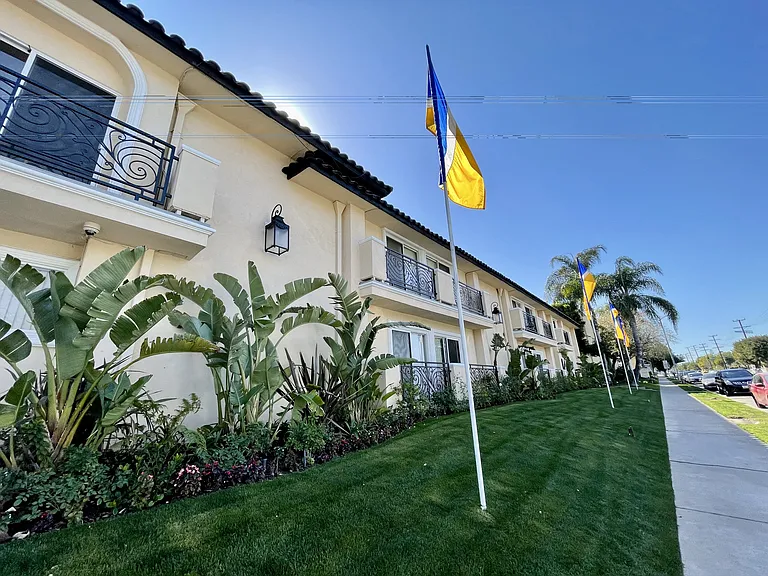 Encino Town & Country — Photo 10