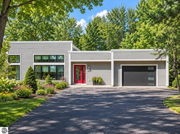 8906B Manhattan N, Traverse City, MI 49685