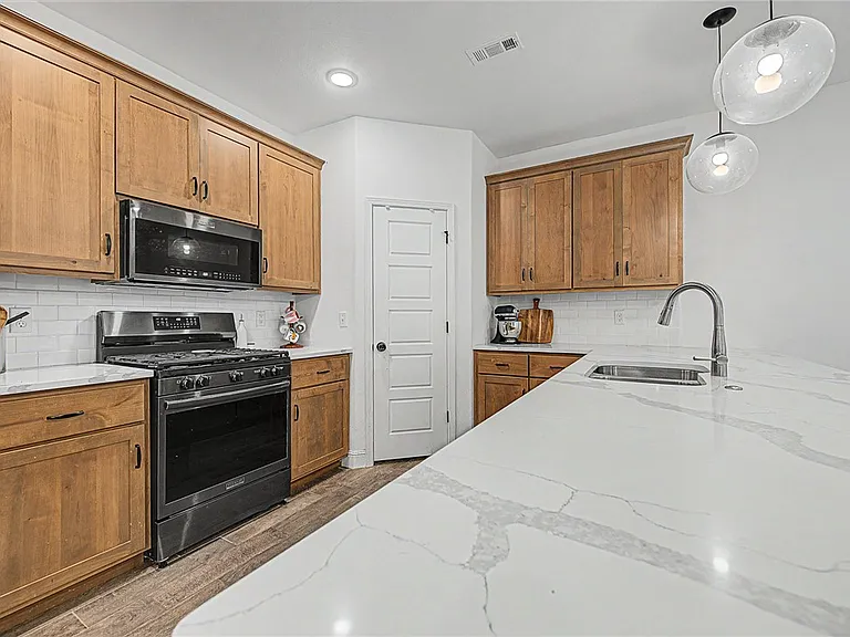2070 Wildflower Dr — Photo 3