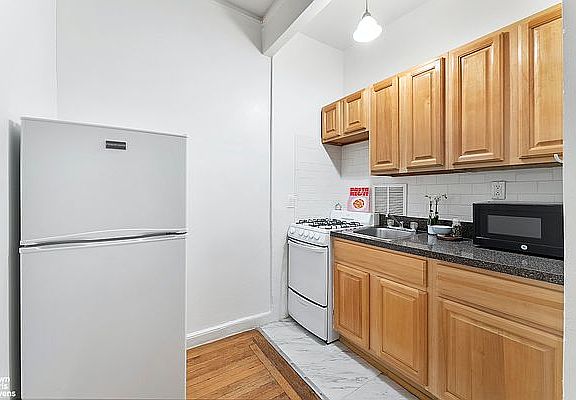 3rd image of 343 E 51st St APT 2H