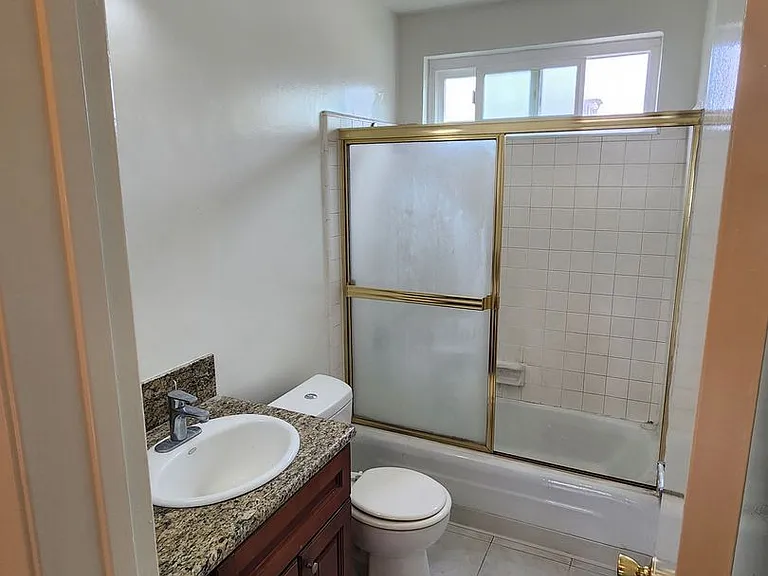 519 N Hayworth Ave — Photo 4
