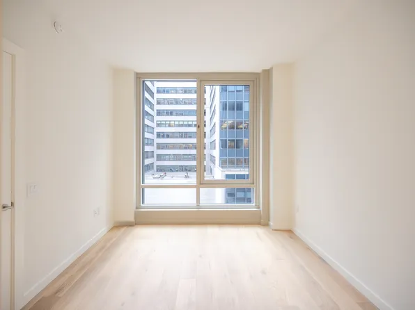 135 East 47th Street image 3 of 8