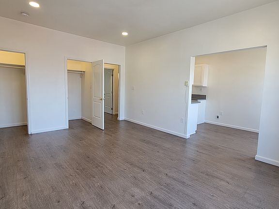 5th image of 969 W 43rd St #9