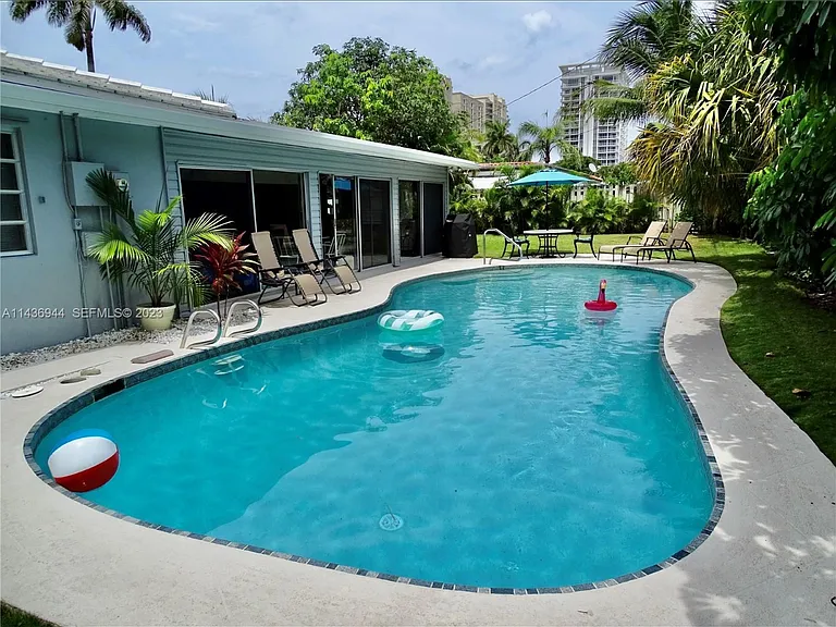 1241 Manor Dr — Photo 2