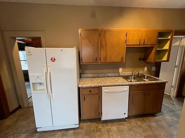 1104 Charleston St — Photo 4