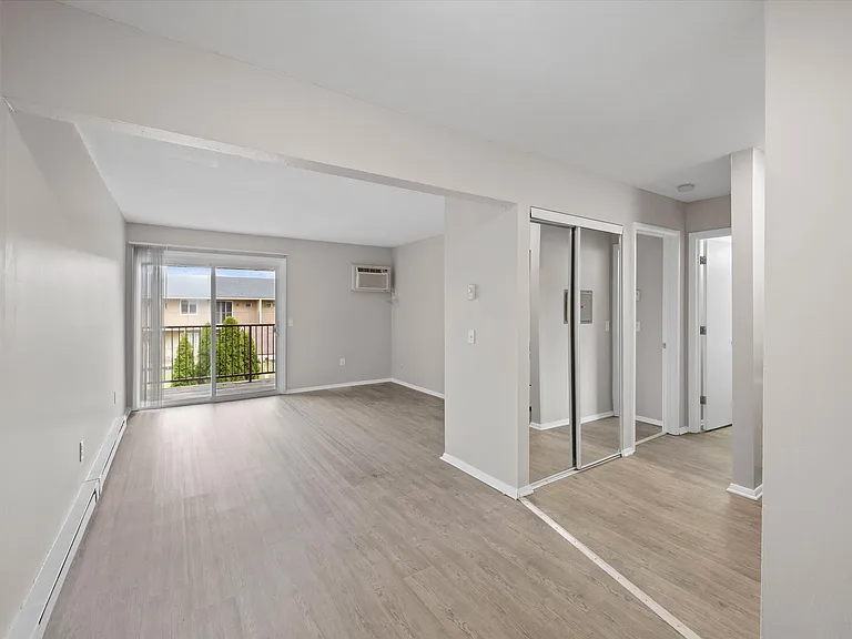 Toledo Circle Apartments — Photo 9