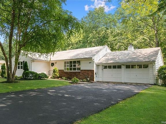 3rd image of 8 Greenwood Dr