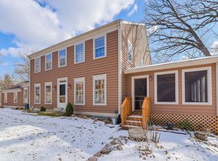1610 Stonebridge Trl, Wheaton, IL 60189