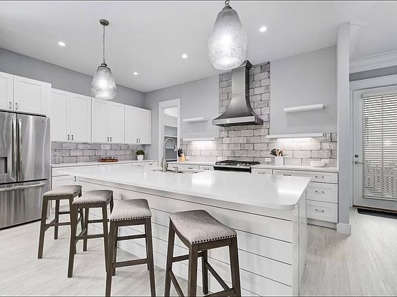 4th image of 37 Grande Pointe Dr
