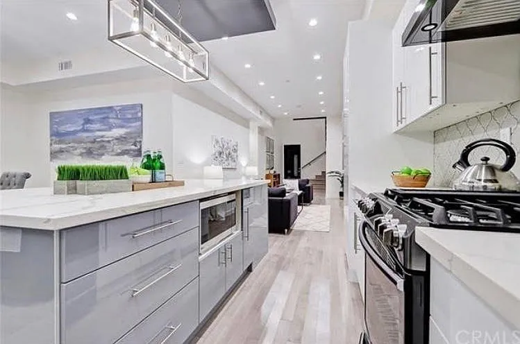 7925 Kittyhawk Ave — Photo 2
