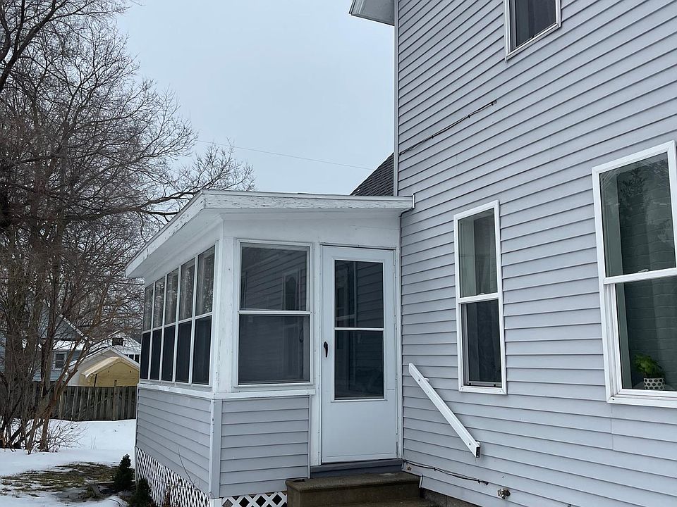 Porch on side of house